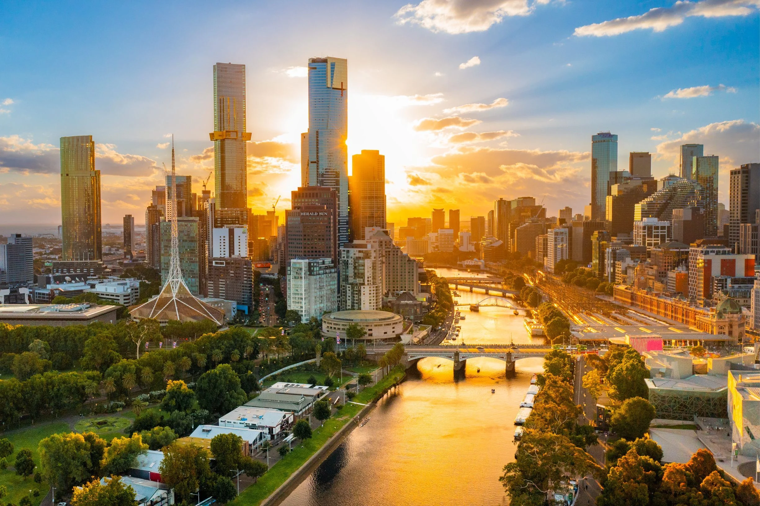 skyline of melbourne australia. a beautiful photo of a sunset behind the melbourne buildings